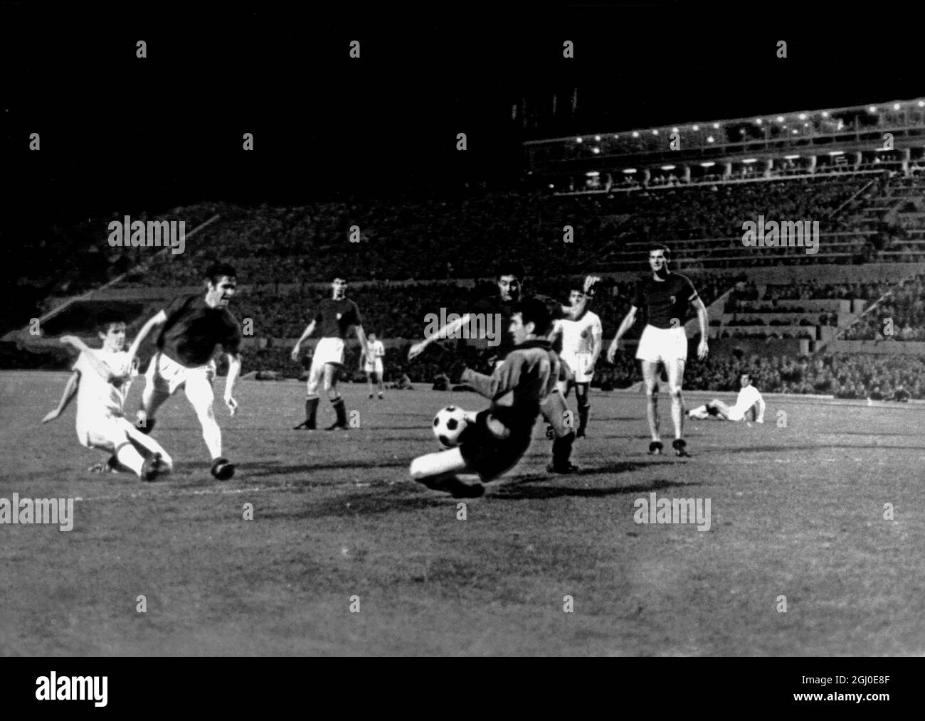 1968 Europameisterschaften - Aktion während der Wiederholung der Europameisterschaft zwischen Italien (dunkle Shirts) und Jugoslawien in Rom. Italien erzielte in der ersten halben Stunde zwei Tore und gewann die Meisterschaft mit zwei Toren auf Null. Das erste Spiel, das am Samstag gespielt wurde, führte zu einem Unentschieden von 1-1, nachdem zusätzliche Zeit gespielt worden war. Juni 1968 Stockfoto