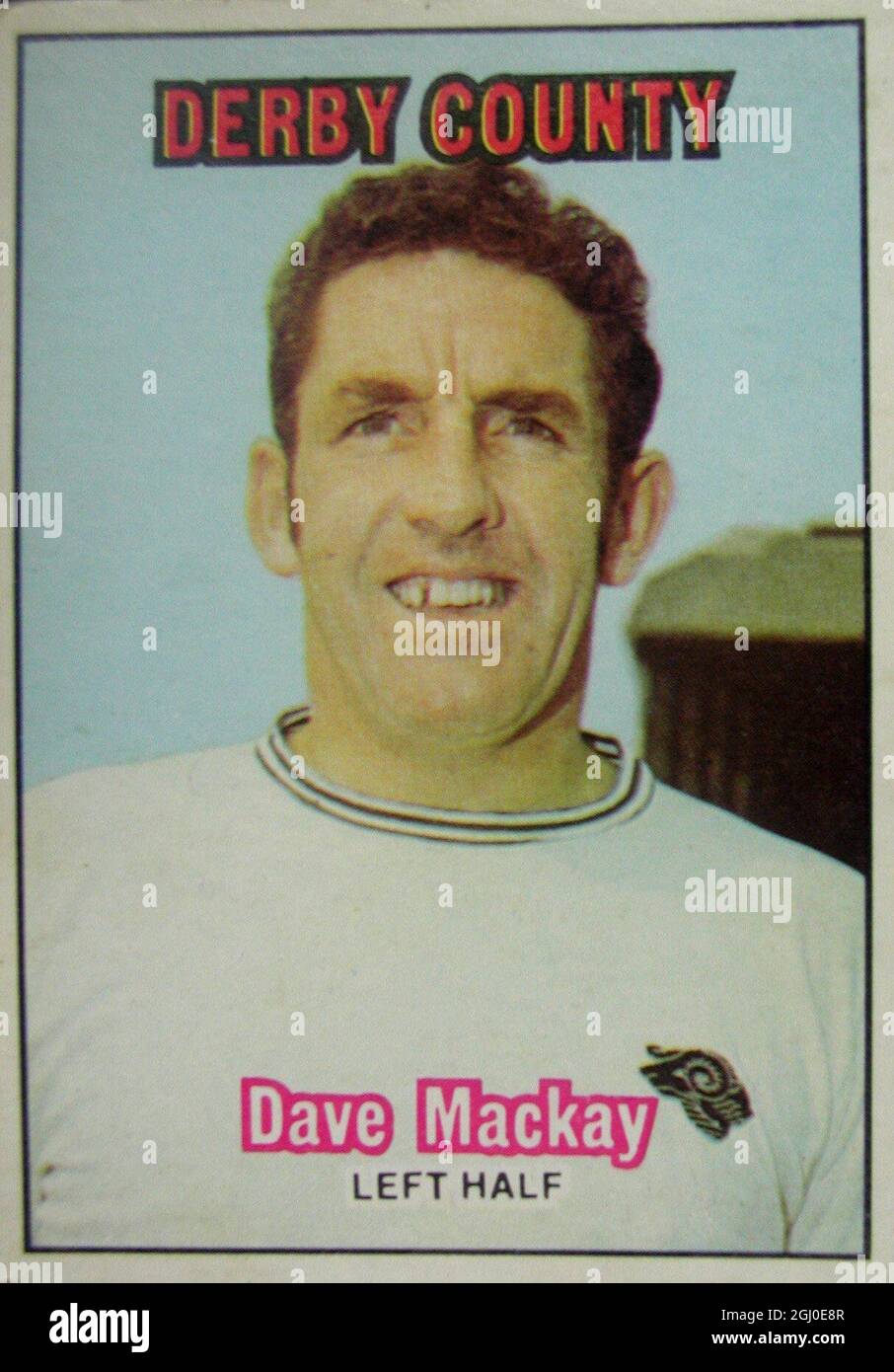 Dave Mackay - Derby County Mackay, die treibende Kraft hinter Derby County in den letzten zwei Spielzeiten, war Mitglied der fabelhaften Tottenham-"Double"-Seite und nach der Erholung von einem zweimal gebrochenen Bein, führte Spurs zu einem weiteren FA Cup-Triumph im Jahr 1967. Er wurde zusammen mit Tony Book zum gemeinsamen Fußballer des Jahres 1969-70 gewählt und zählt zu den angesehensten Spielern der Football League. Stockfoto