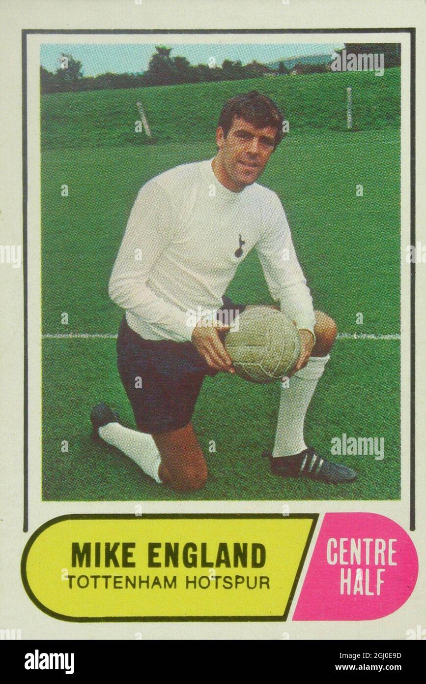 Mike England - Tottenham Hotspur von den meisten als die beste Mittelhälfte des Landes angesehen, schloss sich England im August 1966 Tottenyham von Blackburn Rovers für £95,000 an. Seitdem hat er die Verteidigung der Spurs gestärkt und den Angriff auch im Notfall gut geführt. Stockfoto