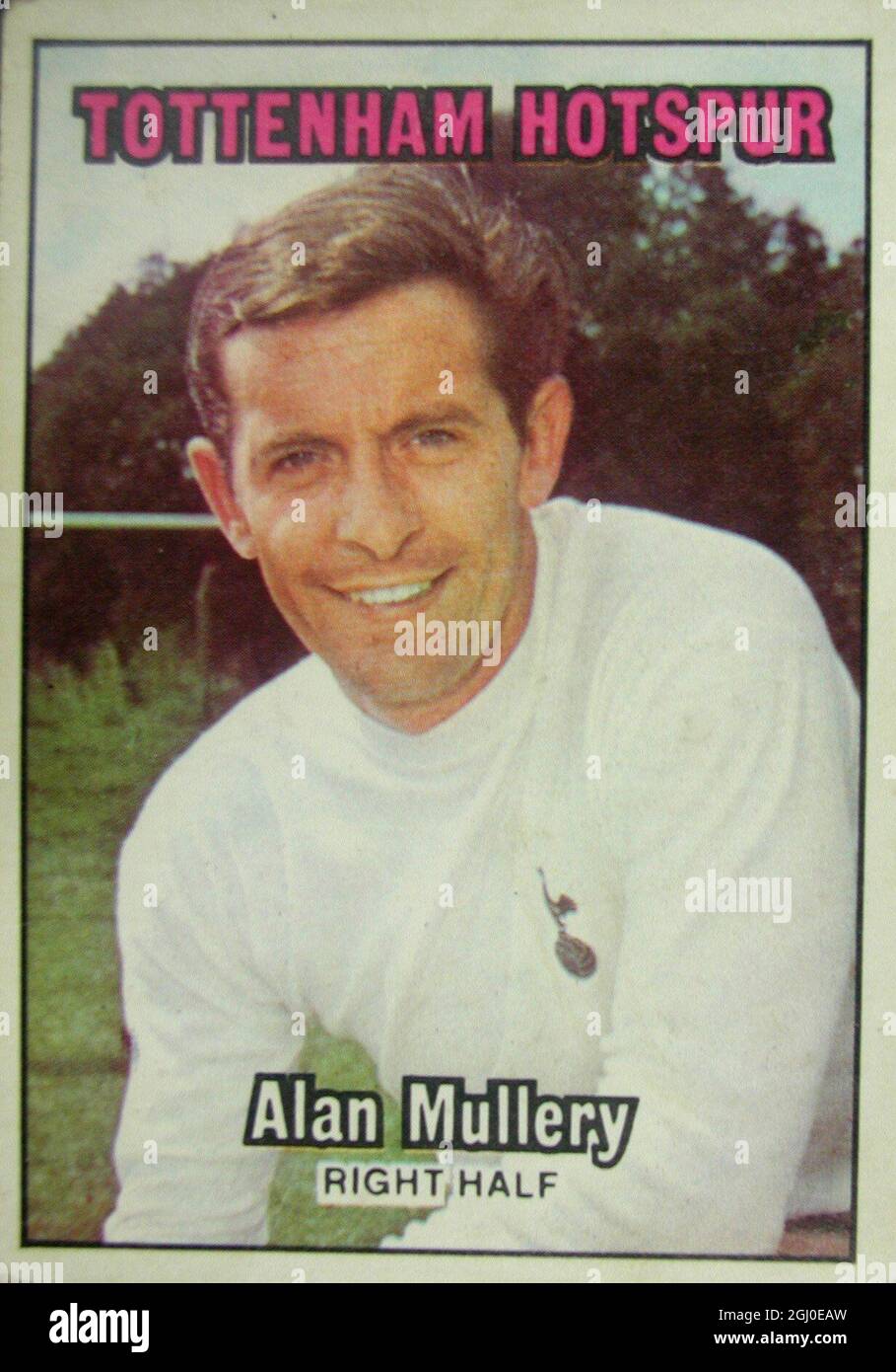 Alan Mullery - Tottenham Hotspur der Kapitän von Tottenham, Mullery, war zuvor mit dem Londoner Rivalen Fulham zusammen, bevor er im März 1964 für £72,500 zur White Hart Lane überging. Hart im Tackle ist er ein treibender Spieler, der den anderen Mitgliedern seines Teams ein großartiges Beispiel gibt und auch aus großer Entfernung einige spannende Tore erzielt hat. Stockfoto