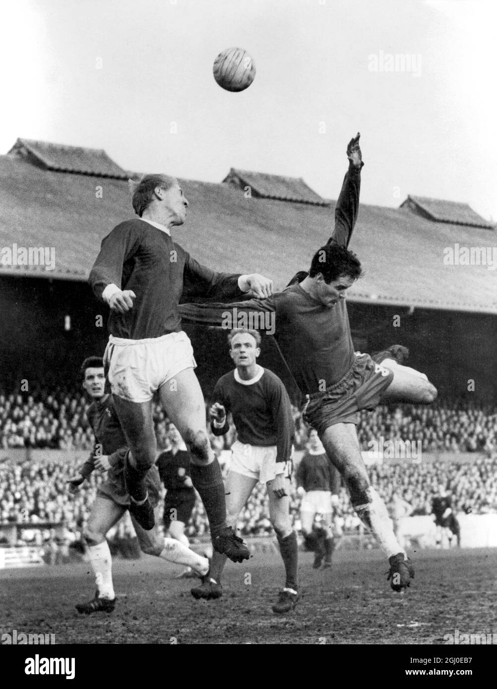 Chelsea gegen Arsenal Ure, die linke Hälfte des Arsenals auf der linken Seite, schlägt George Graham, den Chelsea, nach rechts, zu einem Heading-Duell während des Spiels an der Stamford Bridge. Das Spiel endete in einem Unentschieden von 0-0. Februar 1966. Stockfoto