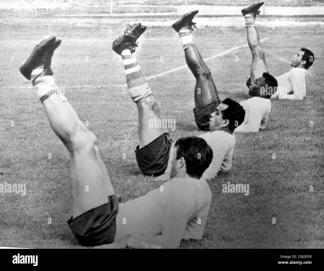 Die Mitglieder des brasilianischen Weltcup-Teams, Gerson, Pele, Zito und Bellini (Teamkapitän), sind am 1. Juli 1966 im Trainingslager in Atvidaberg, Schweden, zusammengeschmissen. Stockfoto