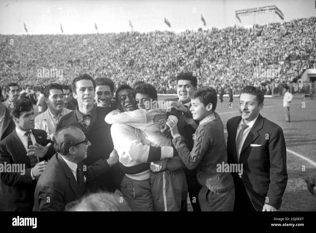 WM-Finale 1962 Brasilien gegen Tschechoslowakei der brasilianische Fußballstar Pele (links), der aufgrund von Verletzungen in einem früheren Gleichstand nicht am WM-Finale mitspielen konnte, umarmt seinen Nachfolger Amarildo nach dem Sieg Brasiliens über die Tschechoslowakei 3-1 in Santiago. Juni 1962 Stockfoto