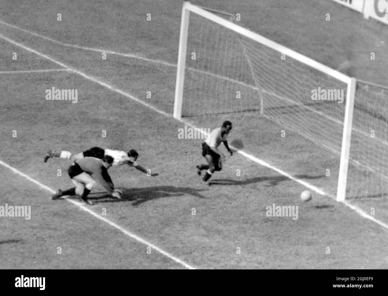 1954 WM Uruguay gegen England England draußen links Tom Finney fällt während eines England-Angriffs im St.Jakobs-Stadion in Basel über den Rücken von Uruguays Torwart Maspoli. Uruguay gewann das Spiel 4-2. Juni 1954. Stockfoto