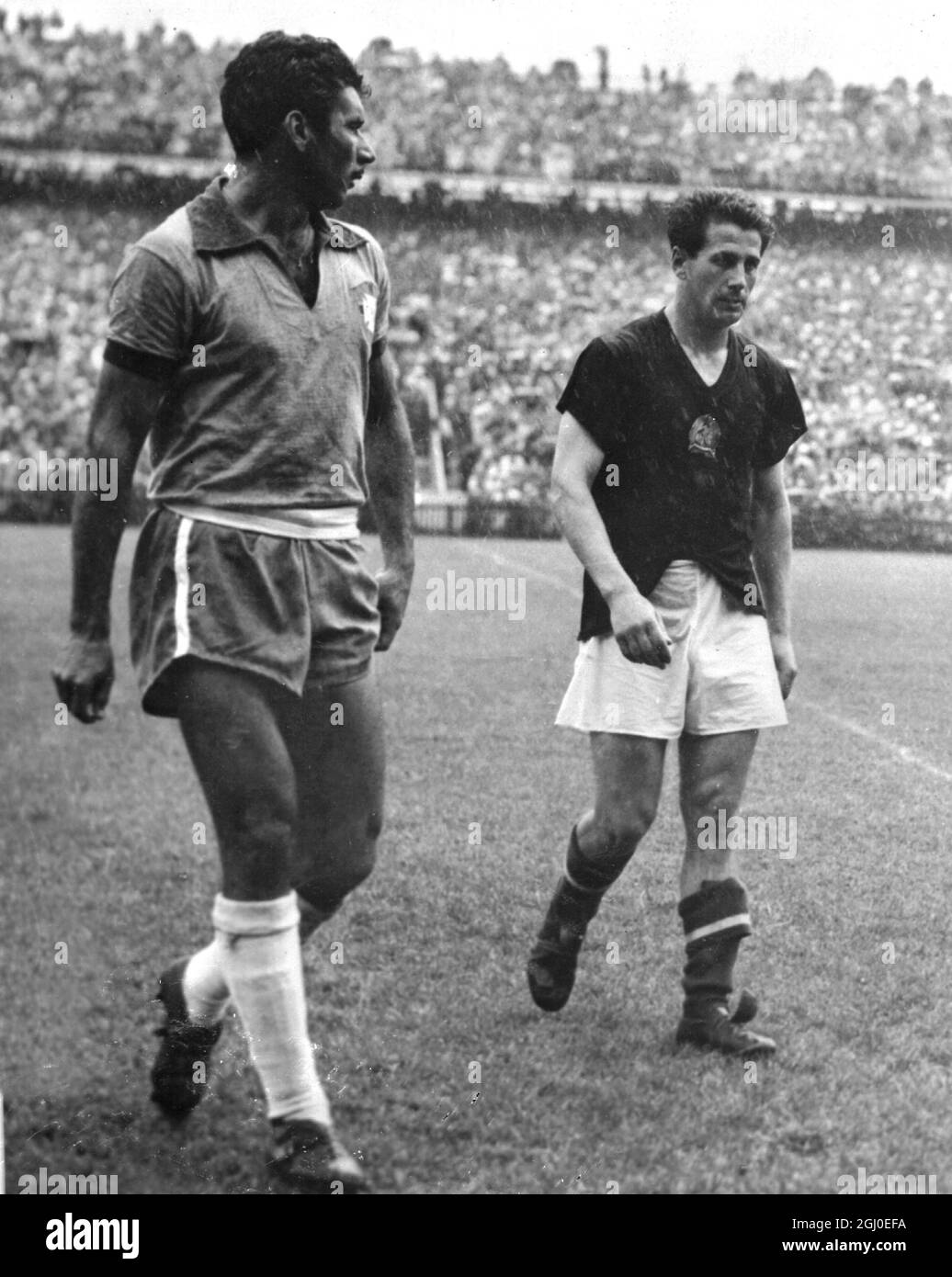 1954 WM Brasilien gegen Ungarn der brasilianische Verteidiger N. Santos und der ungarische Kapitän Bosik verlassen das Feld, nachdem sie während des Fußballspiels der Weltmeisterschaft in Bern zum Kampf geschickt worden waren. Einmal ging die Polizei auf das Spielfeld, um Ausbrüche zu unterdrücken. Das Spiel endete mit einem Sieg für Ungarn im Jahr 4-2. Juni 1954. Stockfoto