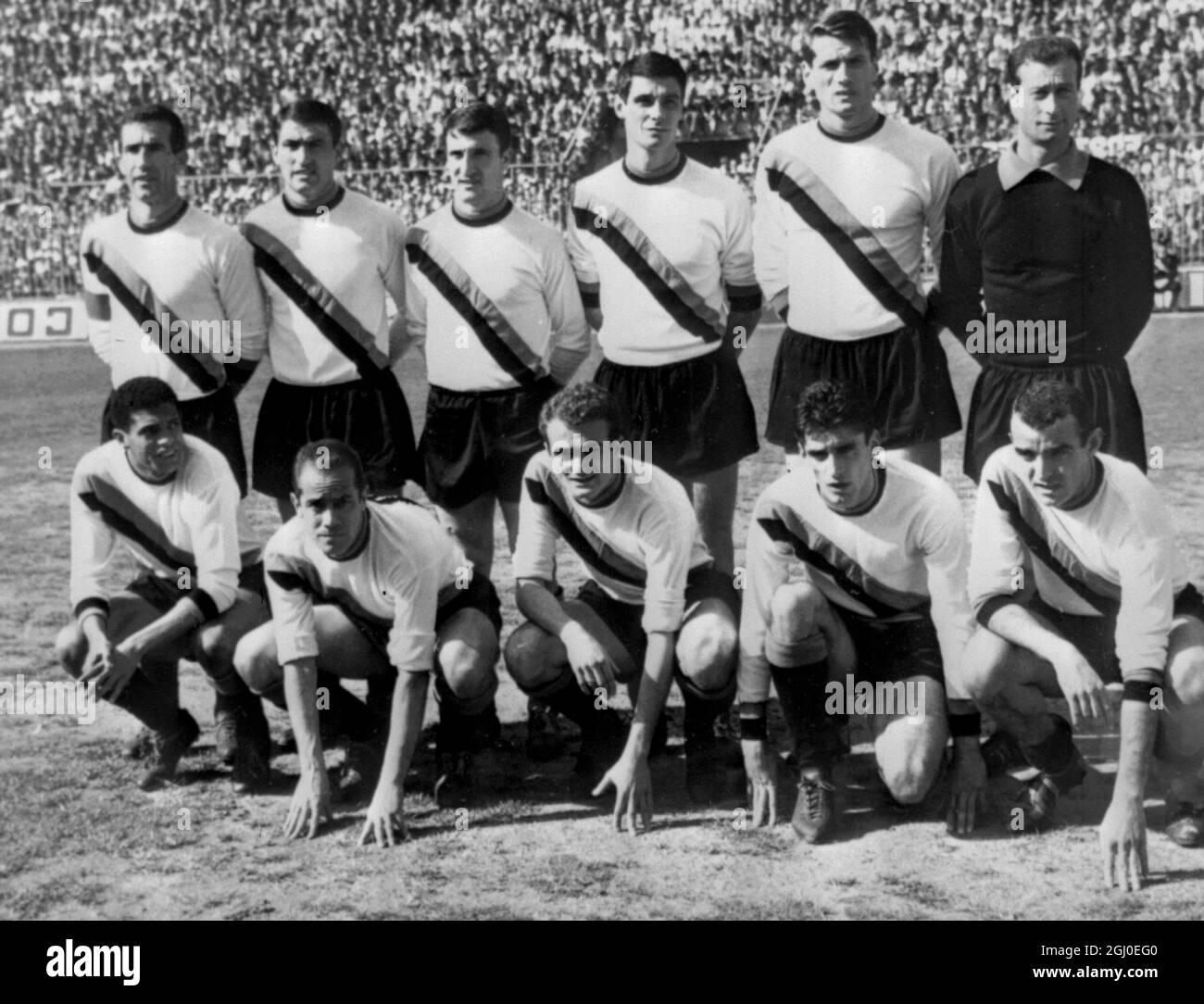 Von links stehen Mitglieder der Inter Mailand Fußballmannschaft: Sarti, Facchetti, Guarneri, Bedin, Burgnich und Picchi. Vordere Reihe von links: Corso, Bedin, Mazzola, Suarez und Jair. Juni 1965. Stockfoto