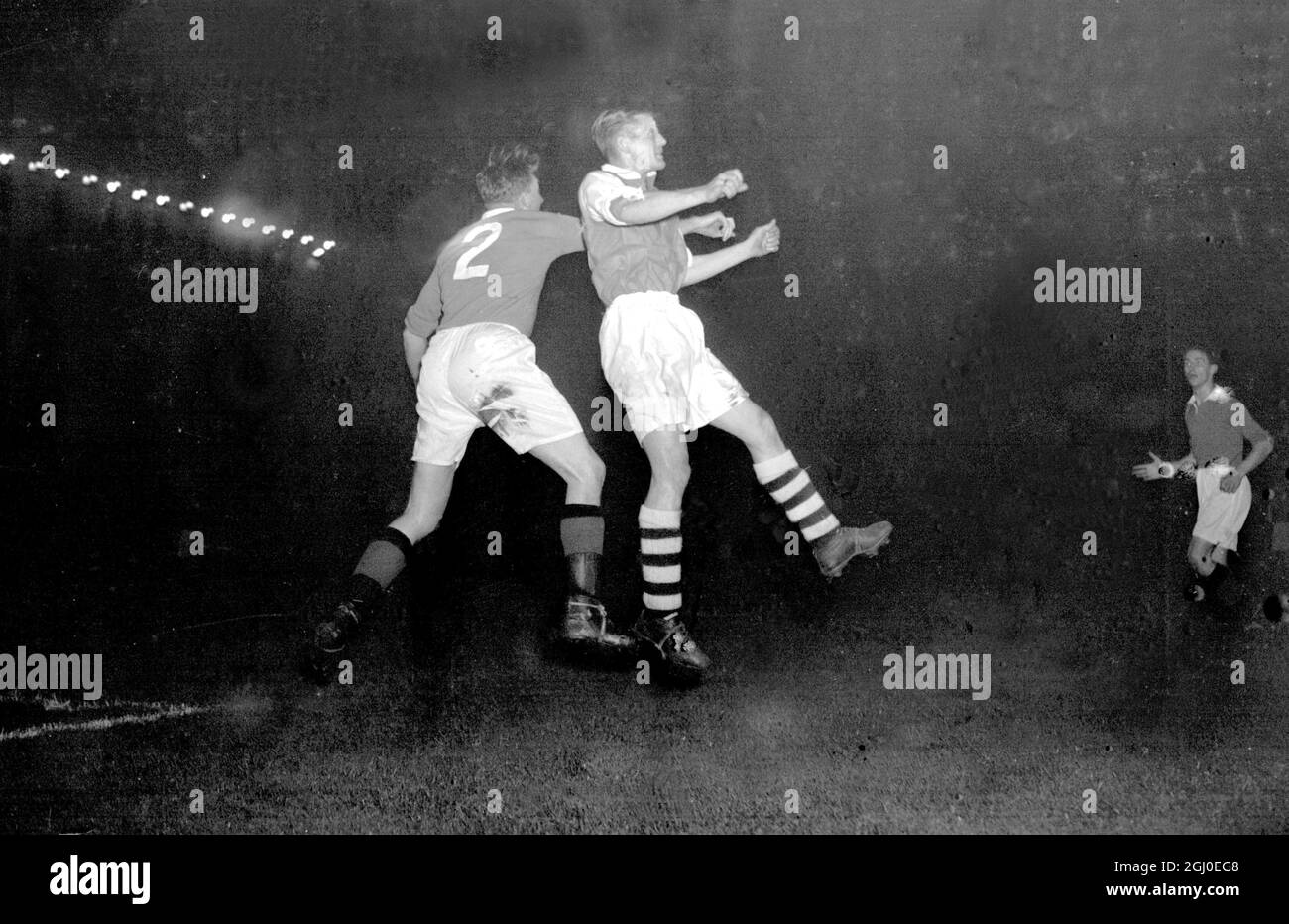 Arsenal gegen die Rangers George Young (links) rechts hinten und Kapitän der Glasgow Rangers Mannschaft in einem Kampf um den Ball mit Lishman (rechts) Arsenal innen links, während des Flutlicht-Spiels zwischen Glasgow Rangers und Arsenal in Highbury. Oktober 1951. Stockfoto