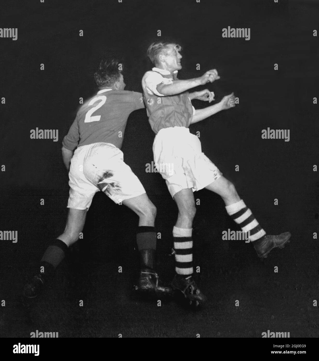 Arsenal gegen die Rangers George Young (links) rechts hinten und Kapitän der Glasgow Rangers Mannschaft in einem Kampf um den Ball mit Lishman (rechts) Arsenal innen links, während des Flutlicht-Spiels zwischen Glasgow Rangers und Arsenal in Highbury. Oktober 1951. Stockfoto