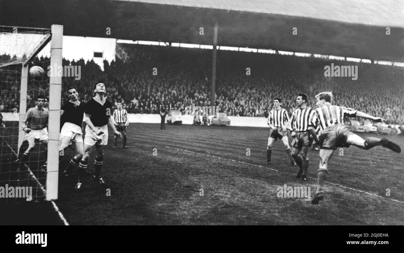 Rangers gegen Falkirk Davie Wilson (rechts) führt den Ball ins Netz, um den Rangers in ihrem Spiel gegen Falkirk im Ibrox Park eine 1-Tor-Führung zu geben. Die Rangers gewannen mit vier Toren auf Null. November 1961. Stockfoto