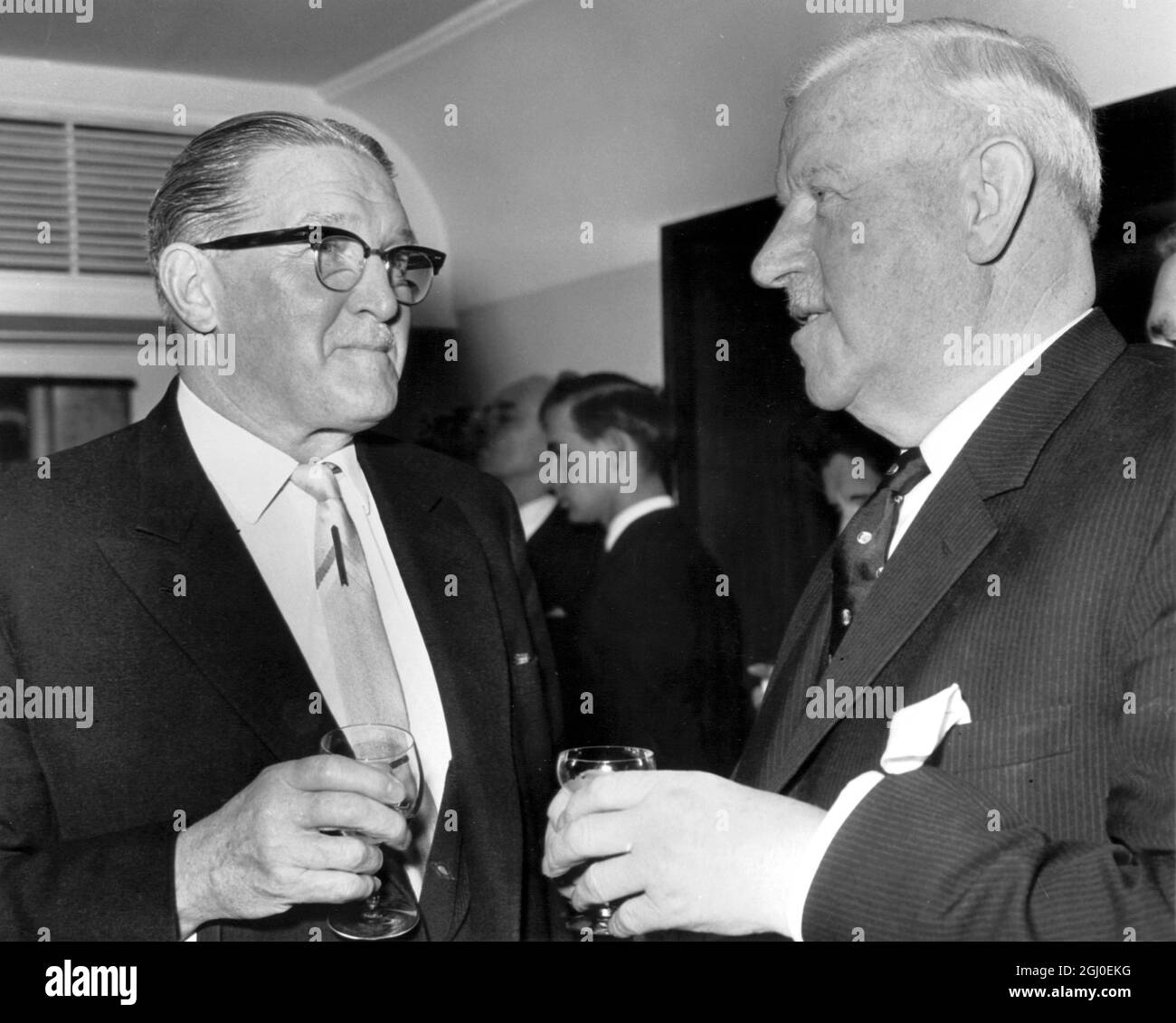 Joe Mears, Vorsitzender des Football Association and Chelsea Football Club (links) und Sir Stanley Rous, Präsident der FIFA, genießen einen Drink beim Eröffnungsessen des Variety Club of Great Britain im Savoy Hotel im Jahr 1966. Januar 1966. Stockfoto