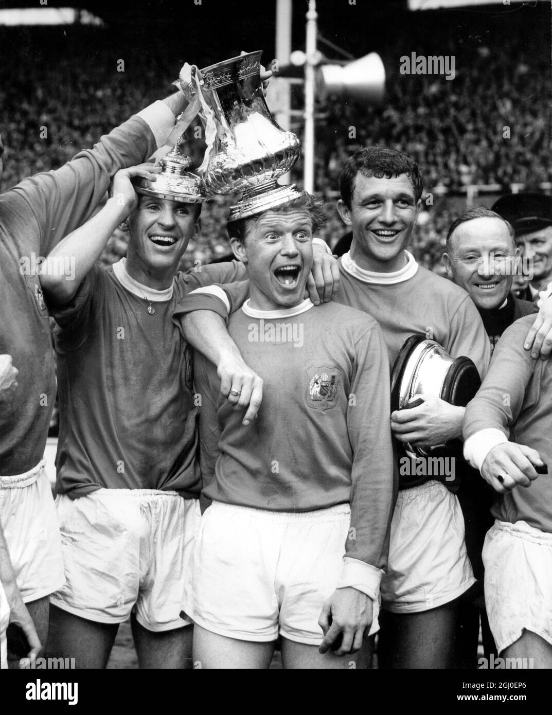 1963 FA Cup Final Manchester United gegen Leicester City Pat Crerand, Albert Quixall und David Herd, die zwei Tore von United erzielten, feiern den Gewinn des FA Cuyp. Mai 1963. Stockfoto