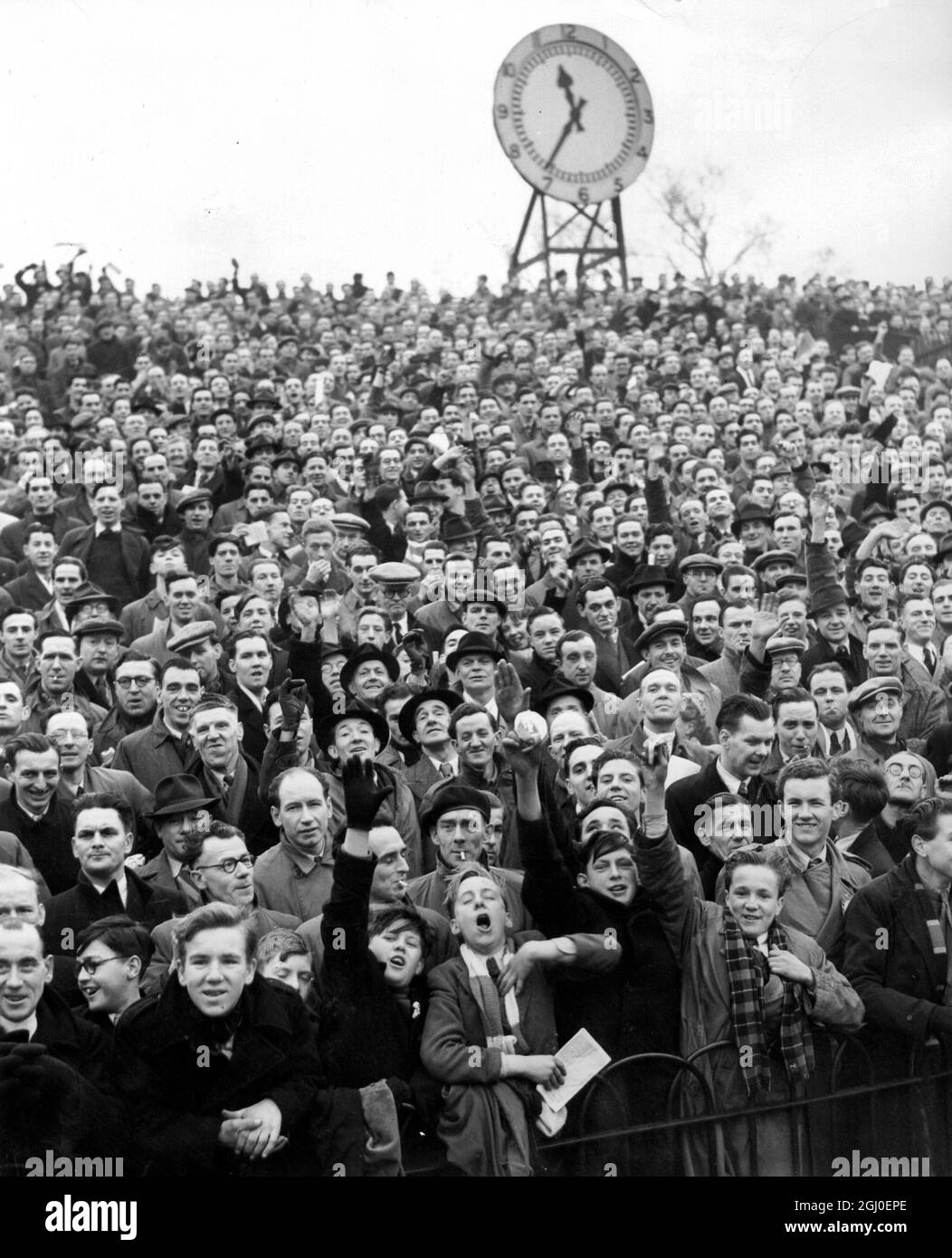 Szenen bilden das Highbury Stadium, kurz nachdem die Tore geöffnet wurden, um die Tausende, die alle umliegenden Straßen für die dritte Runde der Pokalrunde eingepackt hatten, zwischen Arsenal und Spurs zu binden. Januar 1949. Stockfoto