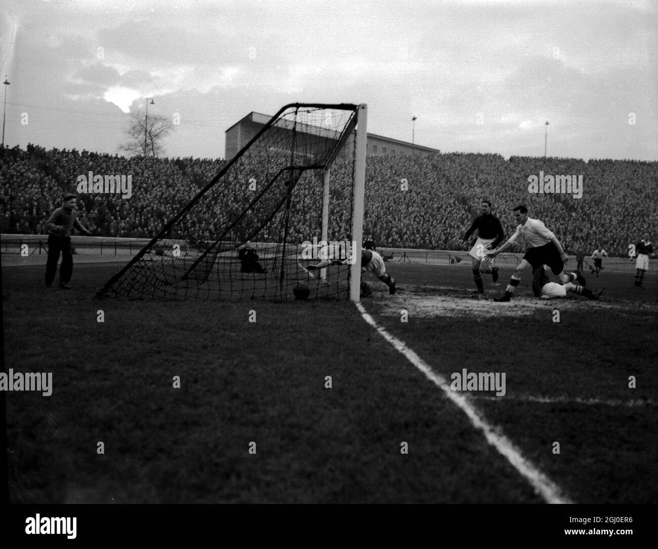 Chelsea rechts hinten Bathgate taucht in dem Bemühen, ein Tor zu retten, aber es ist zu spät, nachdem Greenwood für Chester während des FA Cup dritten Runde Spiel in Stamford Bridge getroffen hatte. Januar 1951. Stockfoto