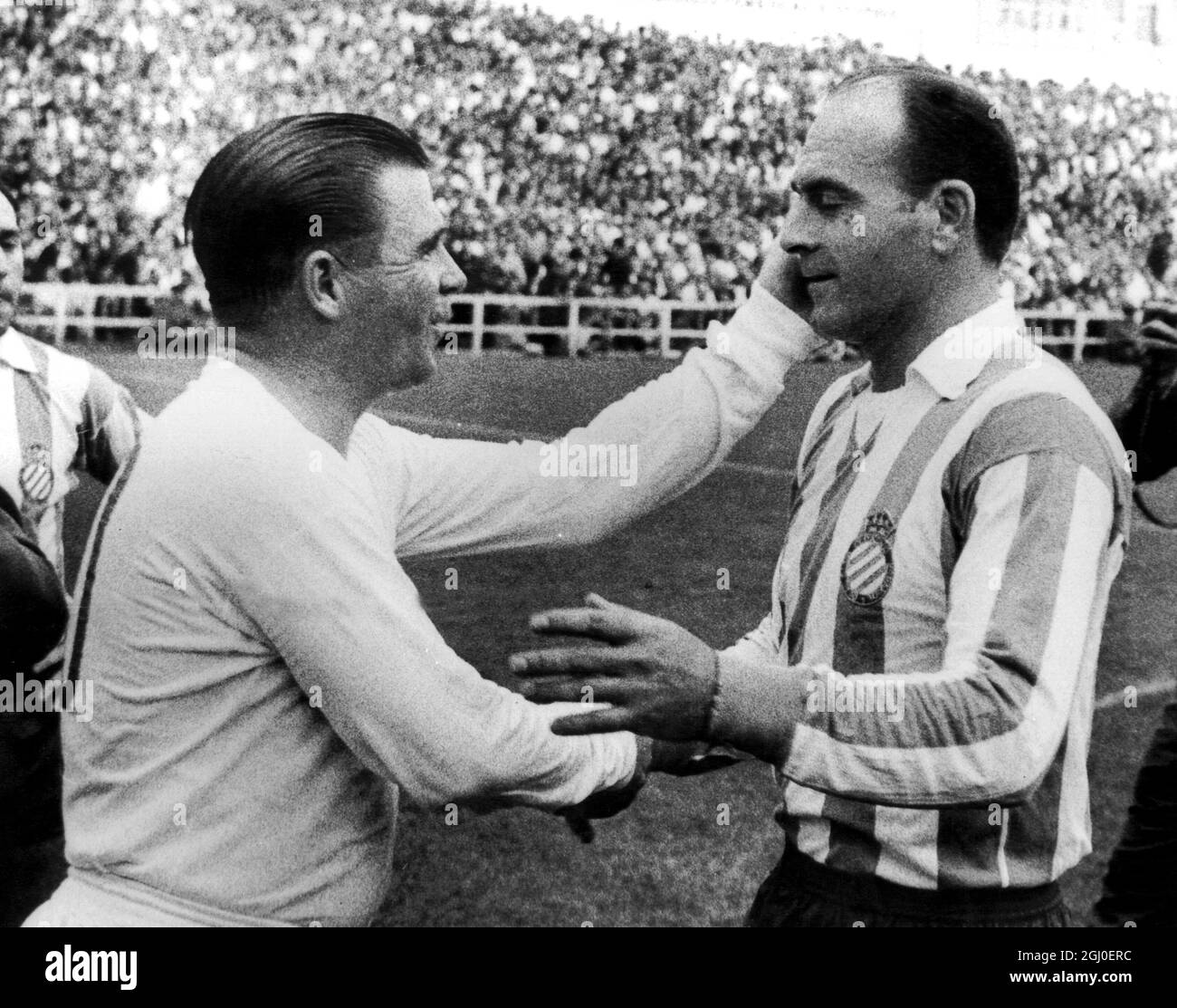 Alfredo Di Stefano (rechts) begrüßt seinen Kollegen maestro Ferenc Puskas, als Di Stefano gegen seinen ehemaligen Club Real Madrid für Espanol spielte. September 1964. Stockfoto