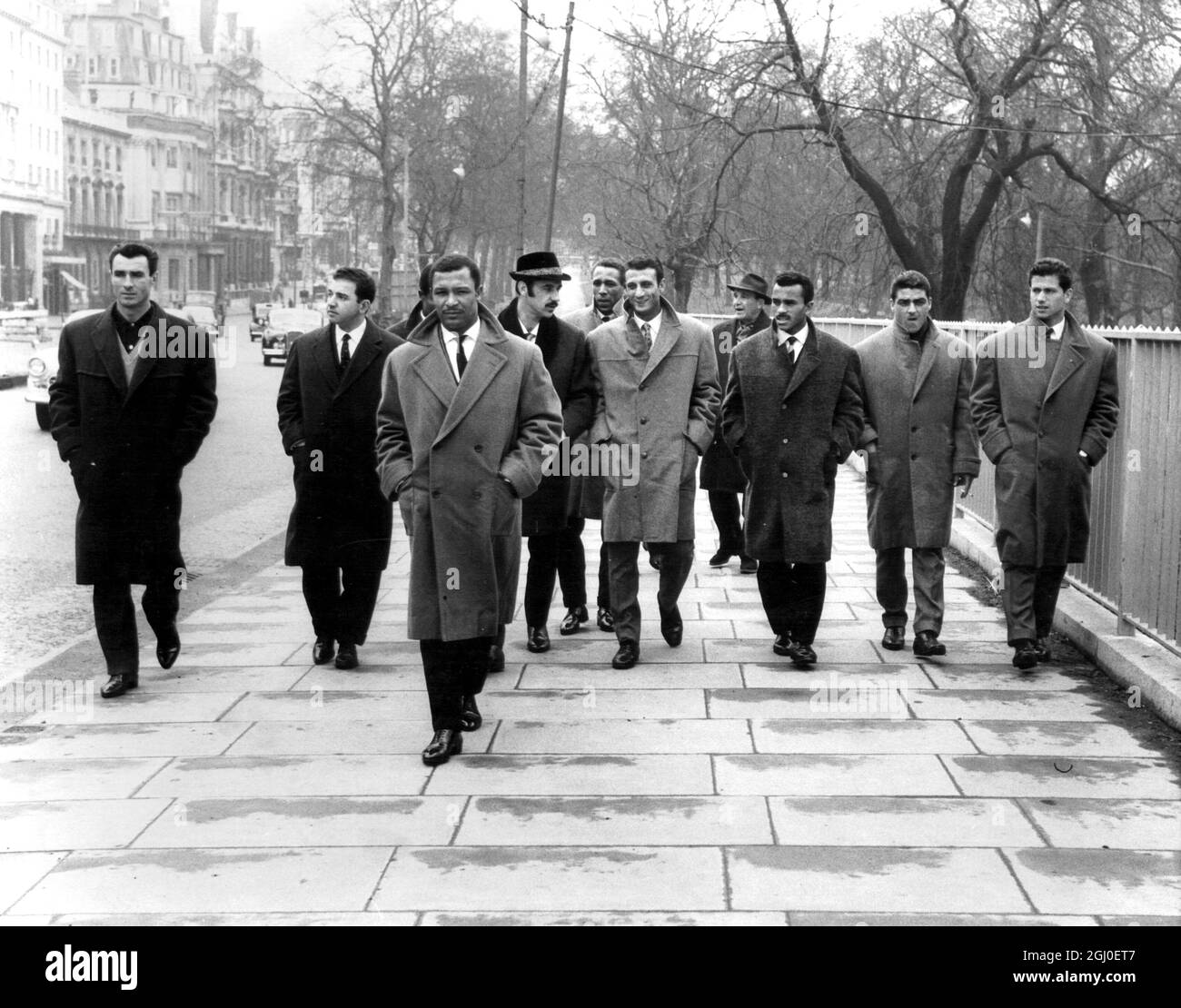 Mitglieder der Benfica-Mannschaft, die portugiesischen Fußballmeister, machen einen Spaziergang entlang des Piccadilly Whille auf einer Besichtigungstour durch London. Das Benfica-Team ist gekommen, um in der zweiten Etappe des Halbfinales der Europameisterschaft Spurs zu spielen. April 1962. Stockfoto