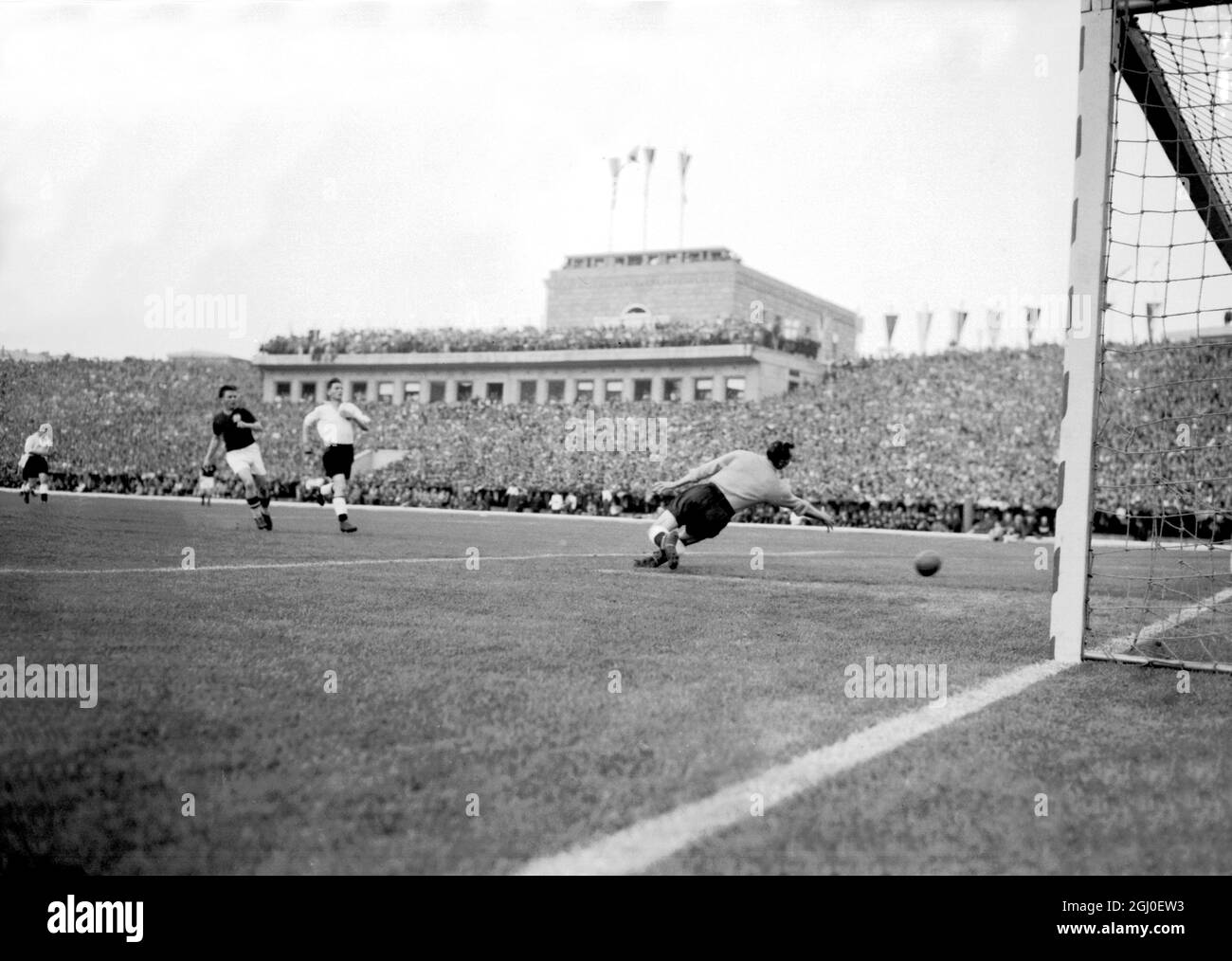 Ferenc Puskas erzielt den siebten Treffer, als Ungarn England 7-1 in Budapest besiegte. Mai 1954. Stockfoto