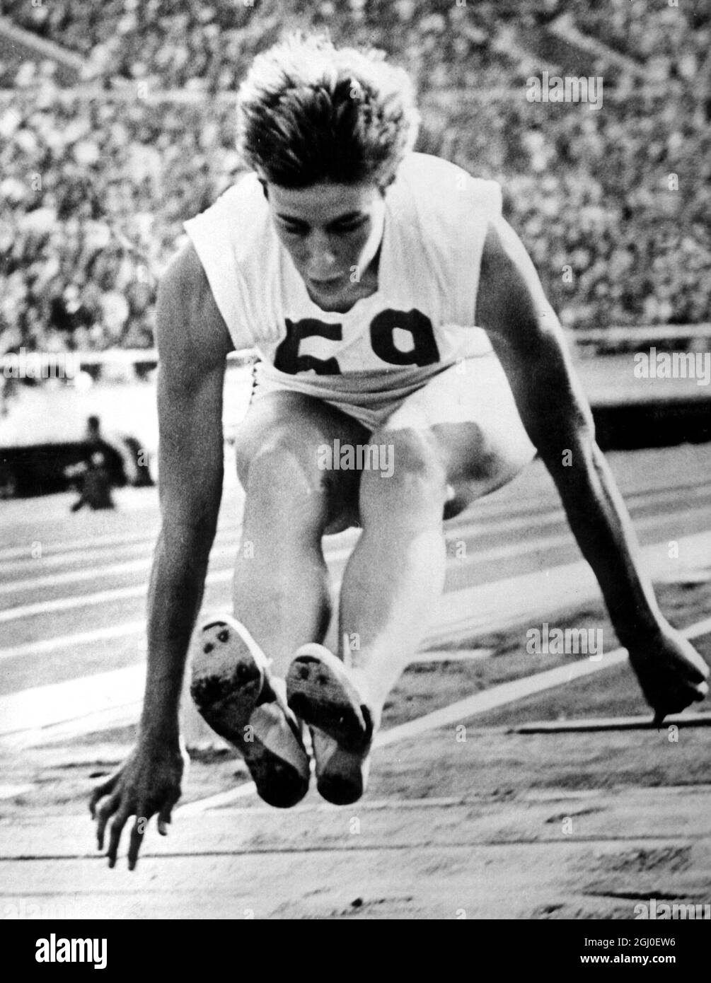 Olympische Spiele 1964 - eine weitere Medaille für Mary Rand die britische Mary Rand, die zuvor bei den Spielen im Long Jump eine Goldmedaille gewonnen hatte, in Aktion, als sie im Long Jump-Bereich des Frauen-Fünfkampfs teilnimmt. Mary wurde zweite in den letzten Platzierungen und wurde von der russischen Irina Press geschlagen. Stockfoto