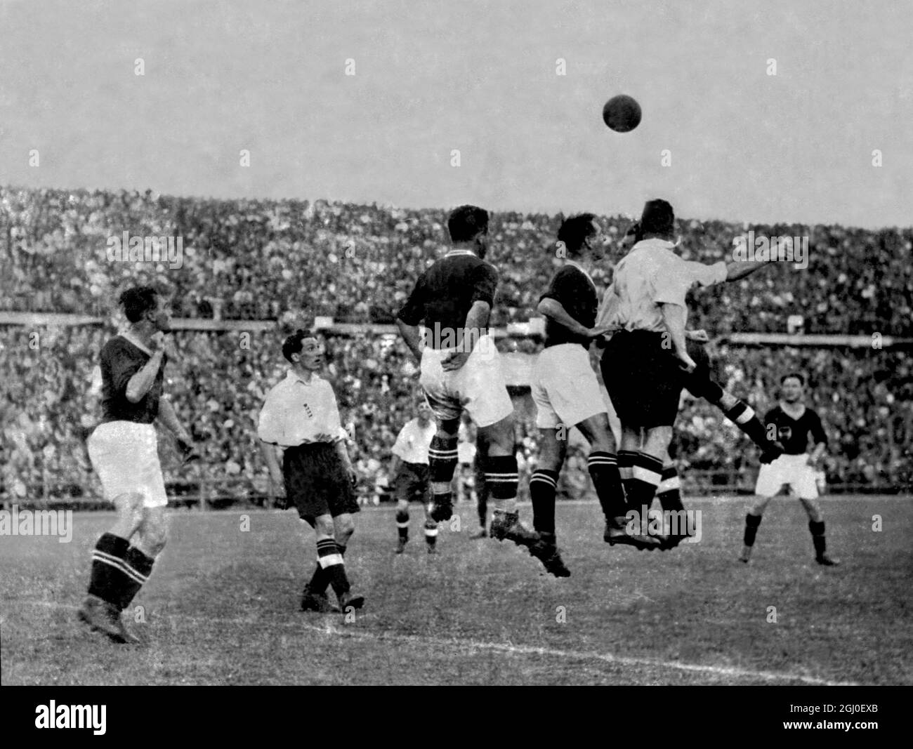 Österreich gegen England ein englischer Angriff auf das österreichische Tor während des Fußballspiels Österreich gegen England International in Wien, bei dem Österreich 2:1 gewann. Mai 1936. Stockfoto