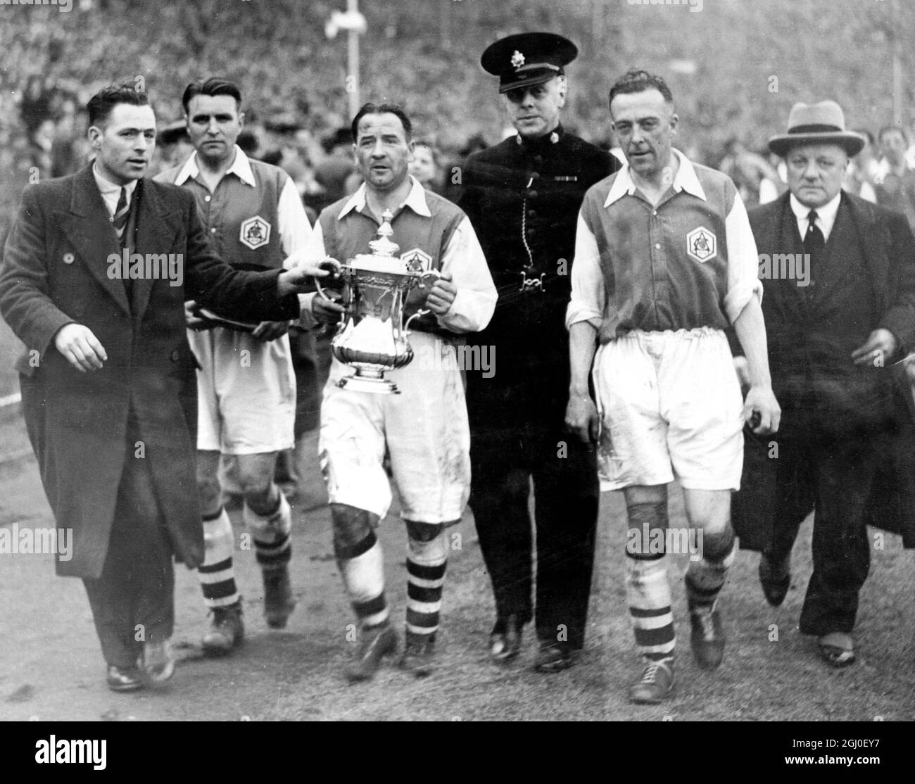 1936 FA Cup Finale Arsenal gegen Sheffield United - Alex James mit dem Cup, nachdem Arsenal Sheffield United besiegt hatte. Stockfoto