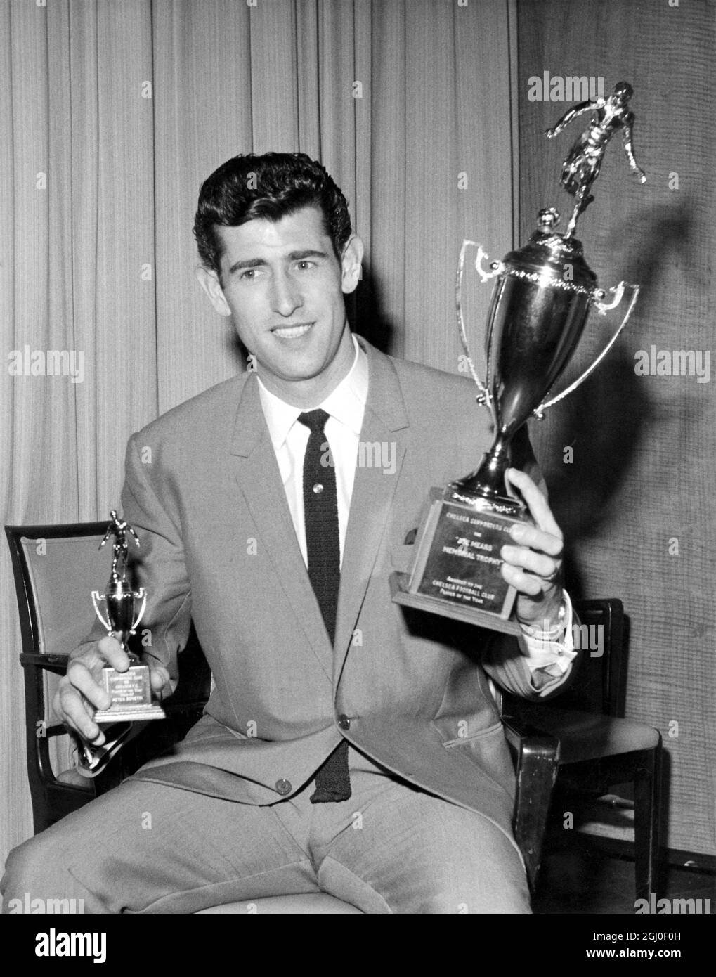 Chelsea-Torwart Peter Bonetti wurde mit der „Joe Mears Memorial Trophy“ des Chelsea Supporters Club an den Chelsea Player of the Year ausgezeichnet. Mai 1967. Stockfoto