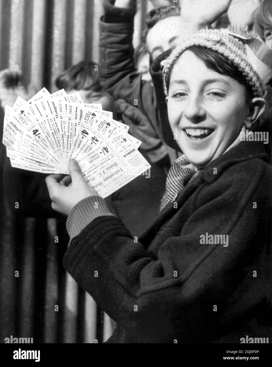 Tausende von Spurs-Fans standen heute Morgen vor der Schlange, um Tickets für das Spiel Tottenham gegen Dukla European Cup zu kaufen. Das Bild zeigt den 13-jährigen Anthony Stephen mit vielen Karten für das Spiel. Februar 1962. Stockfoto