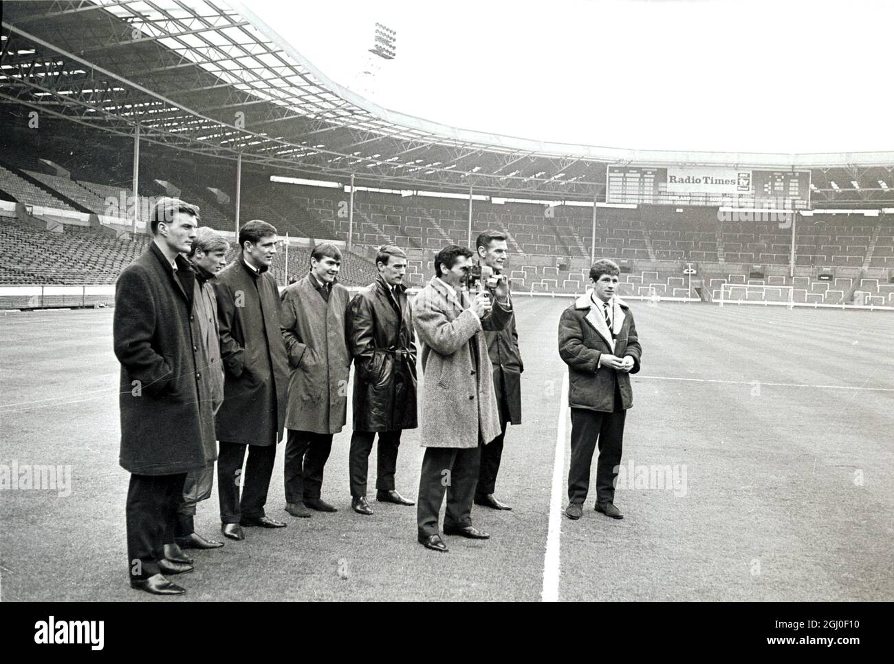 Der Leeds-United-Spieler Don Weston wird bei einem Film von Wembley mitgeführt, während seine Teamkollegen sehen. Die Spieler aus Leeds waren vor dem FA Cup-Finale gegen Liverpool auf Besuch, um das Spielfeld und das Stadion zu vergrößern. April 1965. Stockfoto
