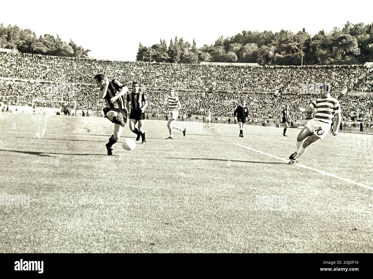 1967 European Cup Final Celtic / Inter Mailand . Celtic's Bertie Auld kreuzt den Ball. Mai 1967. Stockfoto