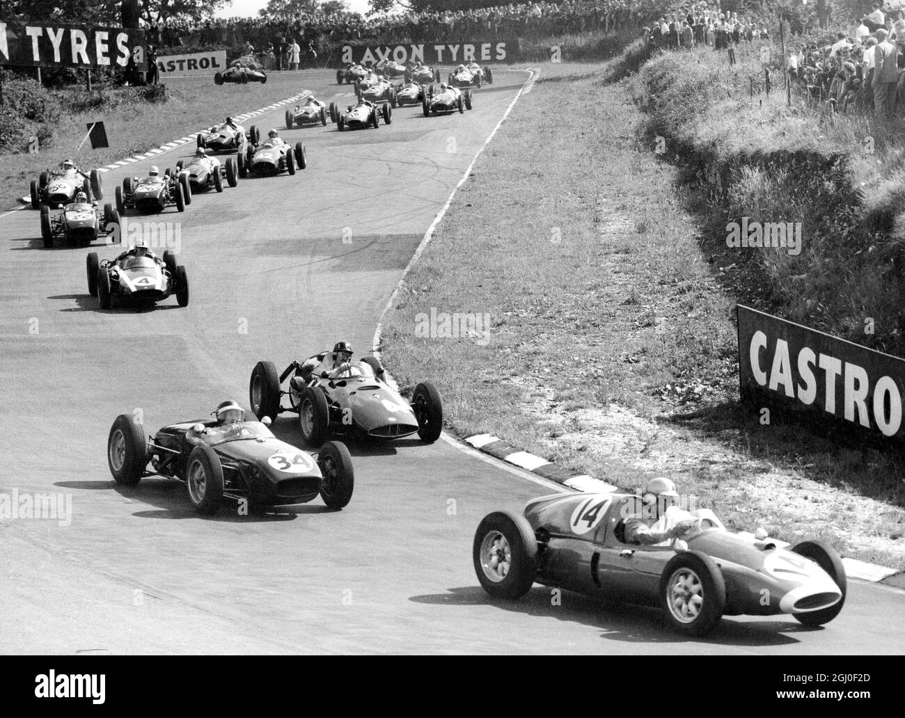 Die Szene in Brands Hatch gestern kurz nach dem Start des Formel-I-Silver-City-Trophy-Rennens, bei dem sich die Autos aus dem Hauptfeld ausbreiten. Weltmeister Jack Brabham, der das Rennen gewonnen hat, ist nicht im Bild 1 August 1960 (14) Roy Salvadori, GB (34)Jim Clark, GB (44) Graham Hill, GB Stockfoto