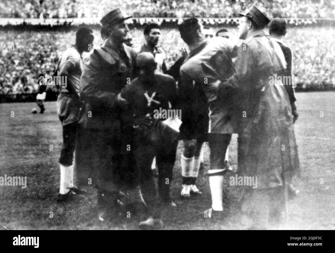 1954 WM Ungarn gegen Brasilien Ungarn besiegte Brasilien 4-2 in einem bitteren Kampf, der in einem Aufruhr endete. Das Bild zeigt, wie die Schweizer Polizei auf das Feld eilt, um die Kampfspieler zu trennen, während der Brasilianer Hulberto (18) festgehalten wird, während die Polizei vom brasilianischen Assistenztrainer abgeführt wird. Juni 1954. Stockfoto