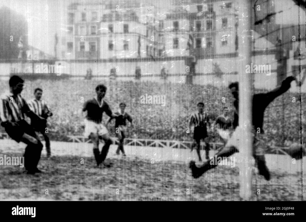Finale des Europacups im Viertelfinale 1957 Bilbao gegen Manchester Utd Bilbao der Stürmer Merodio punktet mit dem vierten Tor Bilbaos gegen Wood, den Torhüter von Manchester United. 40.000 erlebten das Spiel, das in einer Mischung aus Schnee, Schnee und Regen gespielt wurde, endete mit einem Sieg des spansih-Teams von 5-3. Januar 1957. Stockfoto