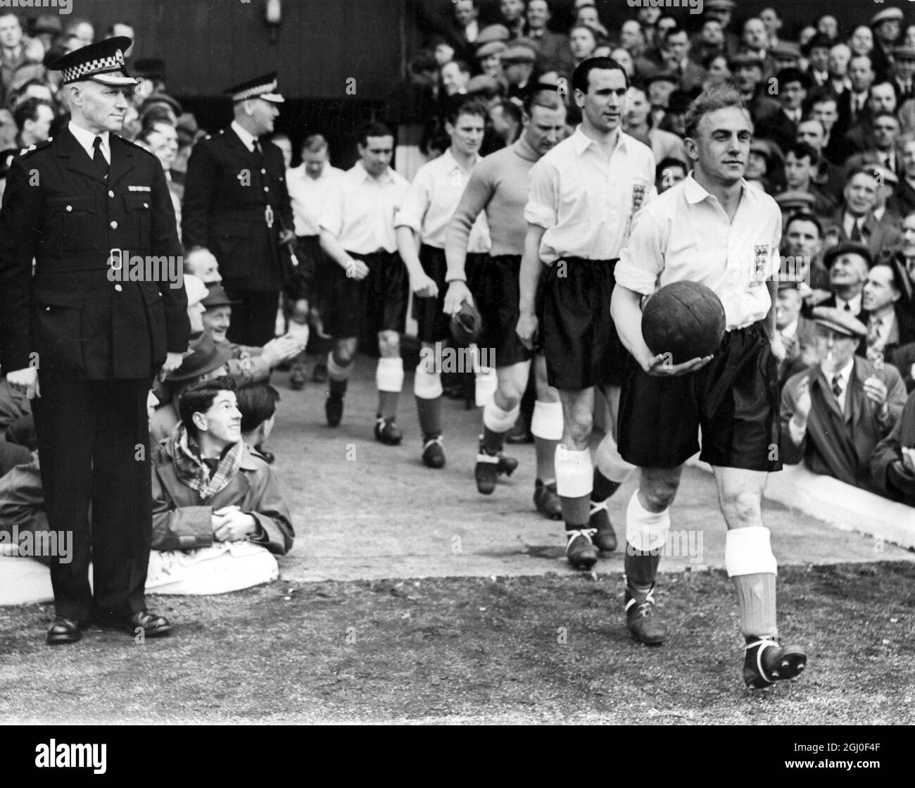 Schottland gegen England das englische Team geht auf das Feld für ihr internationales Spiel mit Schottland, das sie 1-0 in Hampden Park gewonnen haben. April 1950. Stockfoto