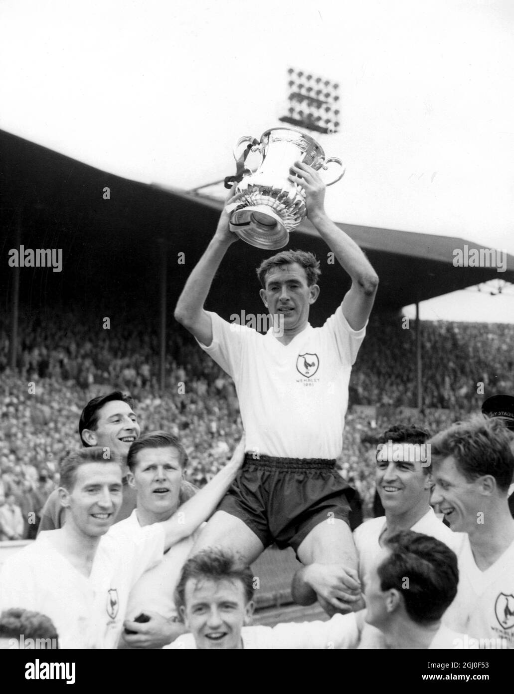1961 FA Cup Final Tottenham Hotspur gegen Leicester City Danny Blanchflower wird von seinen Teamkollegen getragen, als er den FA Cup hoch hält, nachdem Spurs Leicester City im Finale geschlagen hatte. Mai 1961. Stockfoto