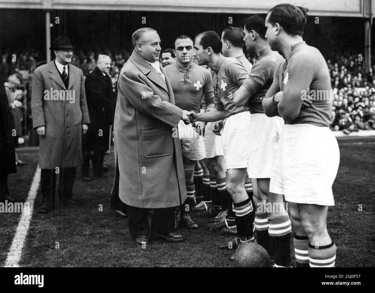 England gegen die Schweiz der Schweizer Minister Henri De Torrente schüttelt sich vor dem Spielbeginn in Highbury die Hände mit Mitgliedern der Schweizer Mannschaft. England gewann am 2. Dezember 1948 mit sechs klaren Toren. Stockfoto