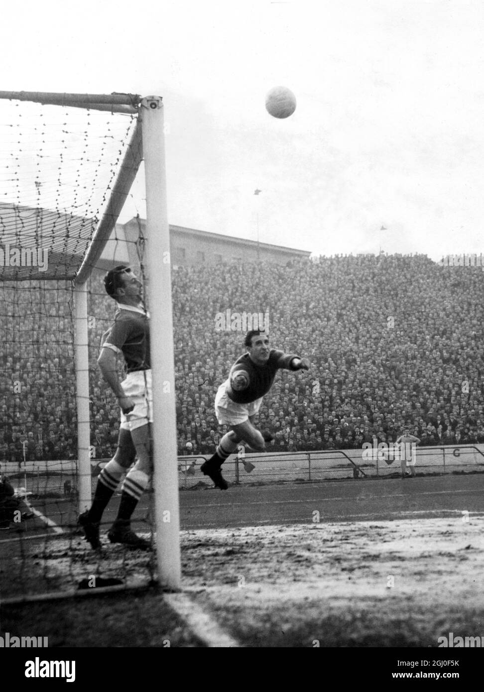 Chelsea gegen Aston Villa Chelsea-Torhüter Reg Matthews schiebt beim vierten Runde des FA Cup-Spiels in Stamford Bridge einen Schuss auf das Tor weg, um einen Eckstoß zu geben. Januar 1959. Stockfoto