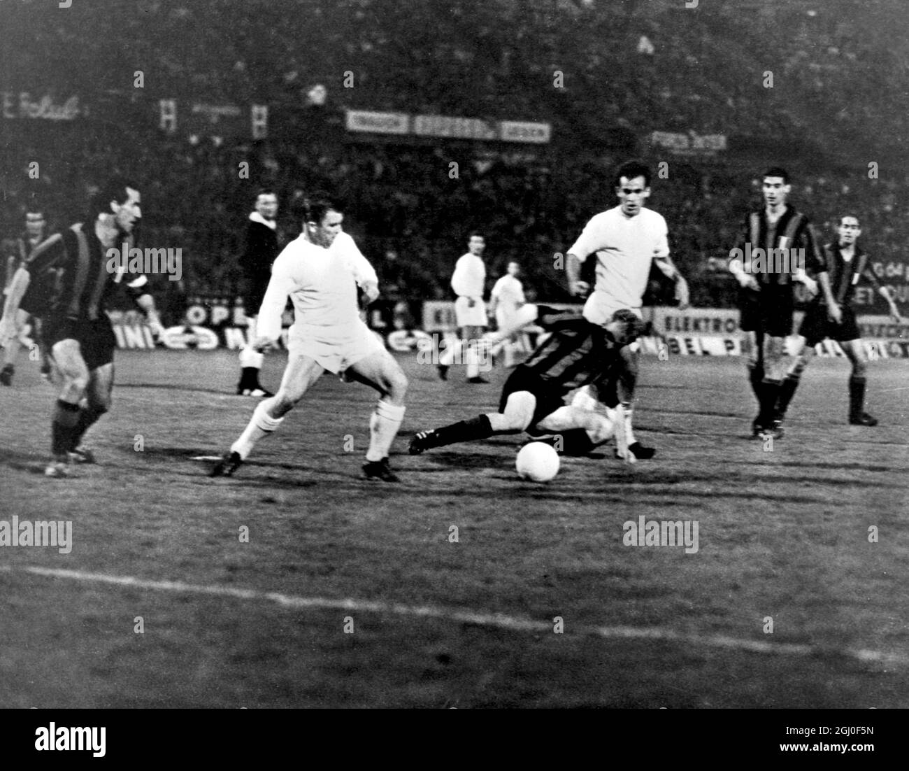 Real Madrids Ferenc Puskas (in weiß, links) und Felo (weiß, rechts) in einem Gefecht gegen Inter Mailands Guarneri (Mitte) während des Finales des Europacups in Wien. Inter besiegte Real Madrid mit drei Toren zu einem, um zum ersten Mal den Pokal zu holen. Mai 1964. Stockfoto