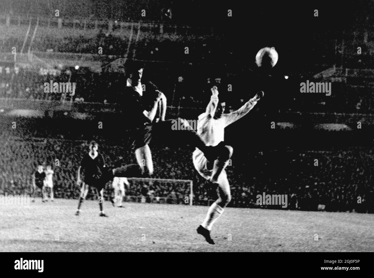 Action während der Qualifikationsrunde im Europacup, dem zweiten Beinspiel zwischen Real Madrid und den Glasgow Rangers. Ferenc Puskas (in weiß) von Real Madrid wird in einem Gefecht mit einem schottischen Verteidiger gesehen. Glasgow Rangers wurden 6-0 geschlagen, als Real Madrid einen Gesamtsieg von 7-0 abschloss. Puskas erzielte drei Tore seines Teams. Oktober 1963. Stockfoto