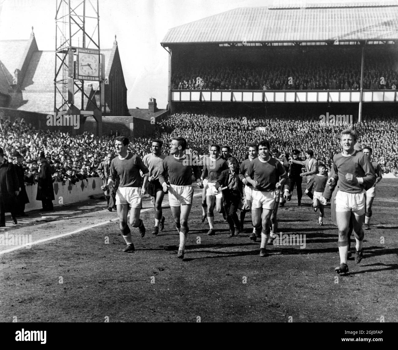 Everton-Spieler machen eine Ehrenrunde vor ihren Anhängern, nachdem sie Fulham 4-1 geschlagen haben, um die First Division Championship zu gewinnen. Mai 1963. Stockfoto
