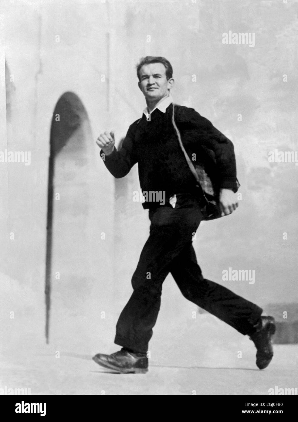 Rudolph Hantke, Inhaber des New York Metropolitan 25 Mile Walking Record, wanderte von New York nach Los Angeles, durchschnittlich dreißig Meilen pro Tag, um sich für die Wanderveranstaltungen der Olympischen Spiele zu konditionieren. Er wird sein Training in Los Angeles für den 50,000-Meter-Lauf bei den Olympischen Spielen beenden. Das Foto zeigt, wie Hantke seinen langen Langlaufspaziergang beendet und im Los Angeles Stadium ankommt. Januar 1932 Stockfoto