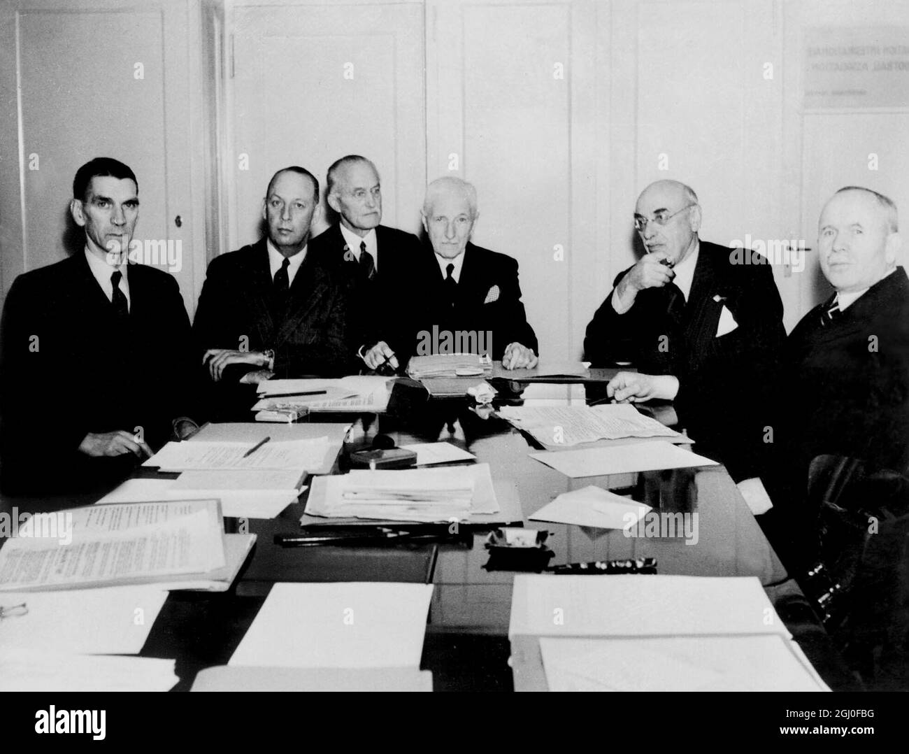Erste Nachkriegssitzung der FIFA Zürich, Schweiz von links nach rechts: Daniel Eie, Karel J Lotsy, Dr. Ivo Schricker, Jules Rimet, Präsident der FIFA, RW Seeldrayers und Dr. Pelikan. November 1945. Stockfoto