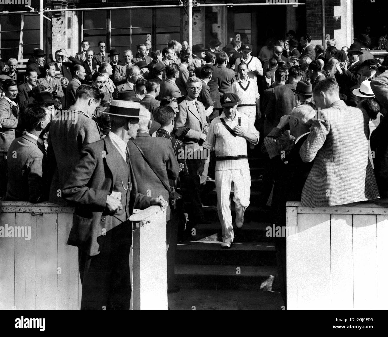 England gegen Australien Don Bradman führt das australische Cricket-Team zum vielleicht letzten Mal (nachdem er seinen wahrscheinlichen Ruhestand angekündigt hatte) im fünften und letzten Testspiel gegen England beim Oval an. August 1948. Stockfoto