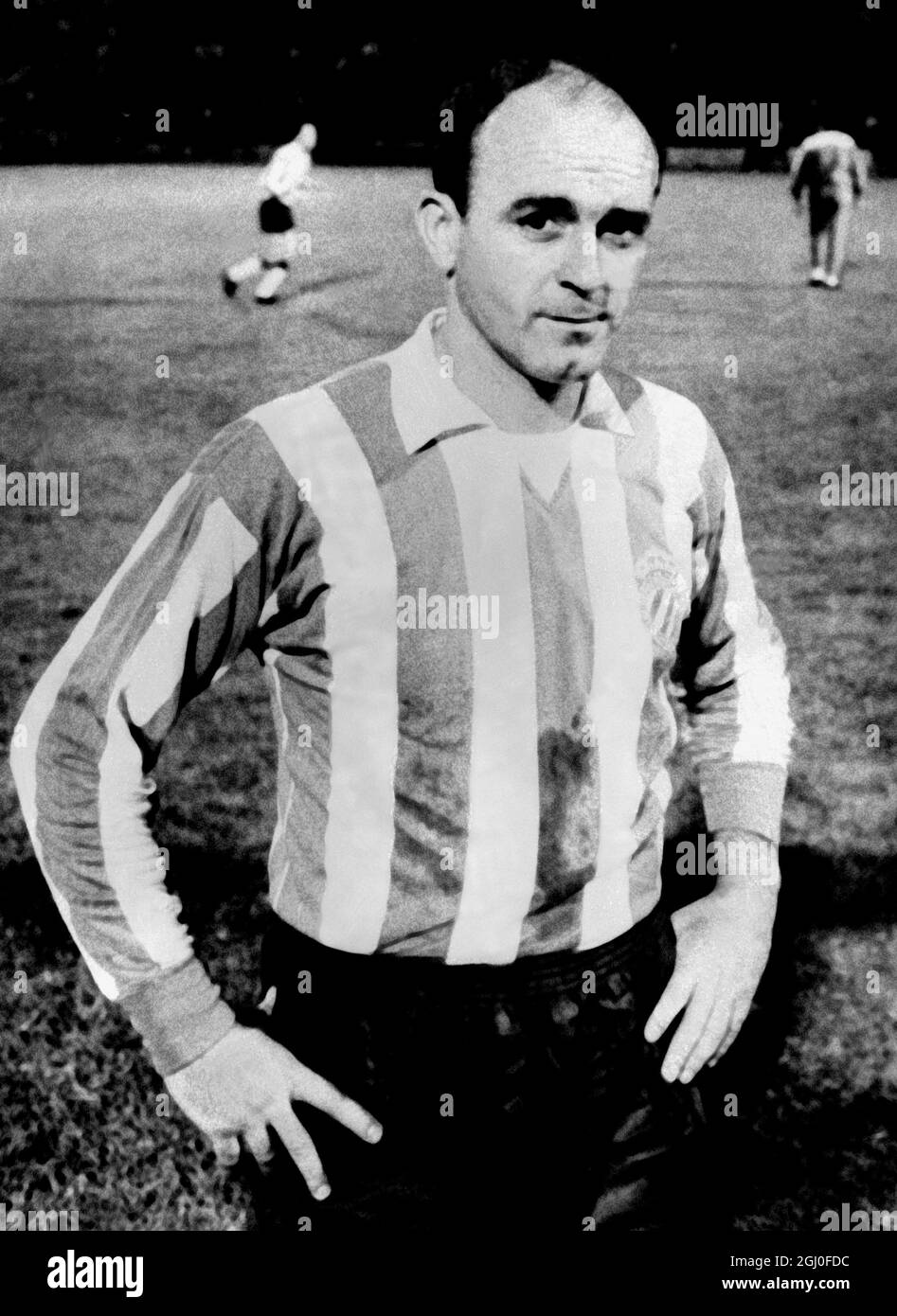 Alfredo Di Stefano vor seinem ersten Auftritt für seinen neuen Club Espanol gegen Olympique von Lyon abgebildet. Der ehemalige Spieler von Real Madrid erzielte eines der Tore beim 2-1-Sieg seines Teams. September 1964. Stockfoto