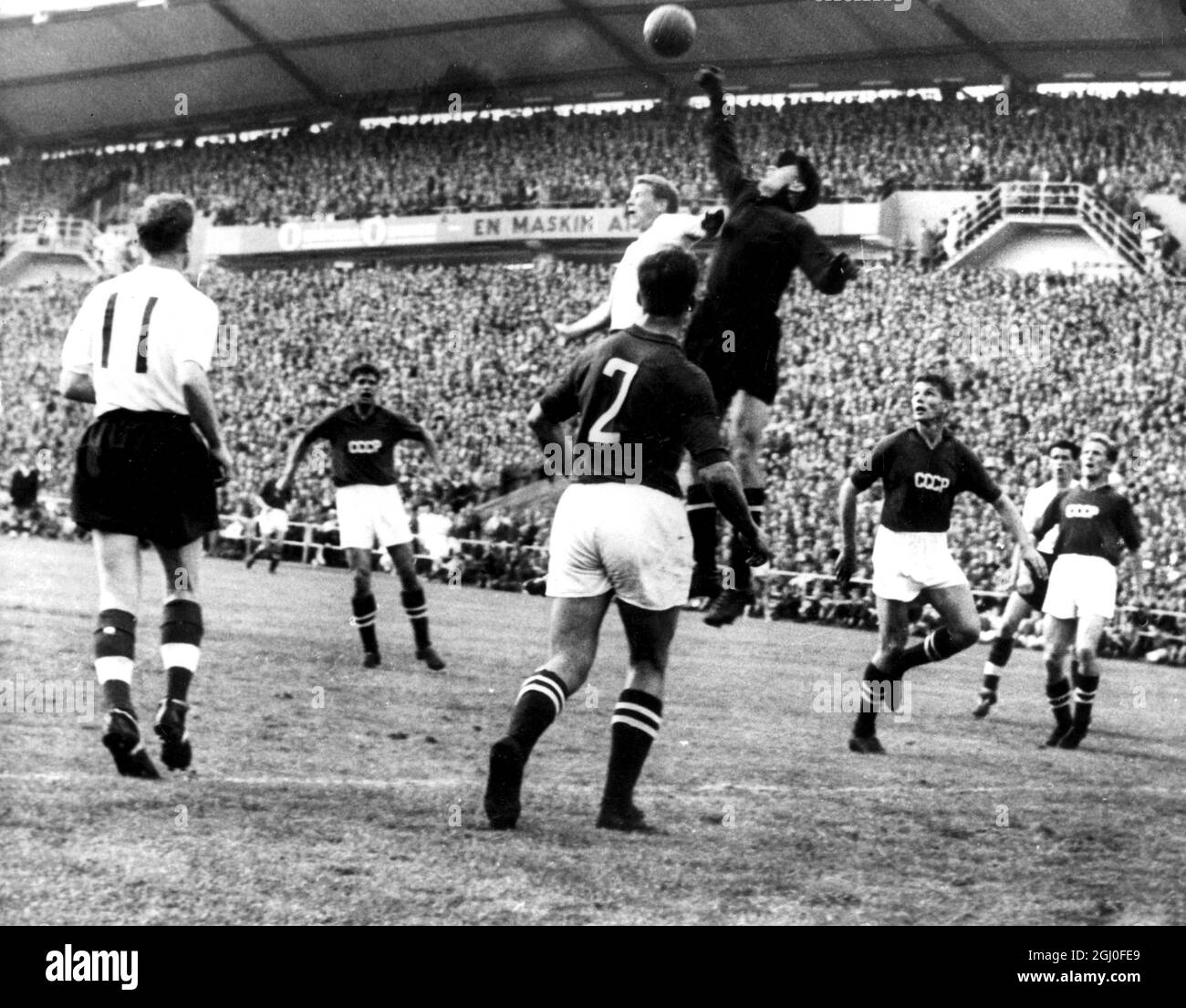 WM 1958 England gegen Russland der russische Torhüter Lev Yashin springt beim WM-Spiel in Göteborg, Schweden, in die Sprünge, um den Ball wegzuschlagen. Das Spiel endete in 2-2 Unentschieden. Juni 1958. Stockfoto