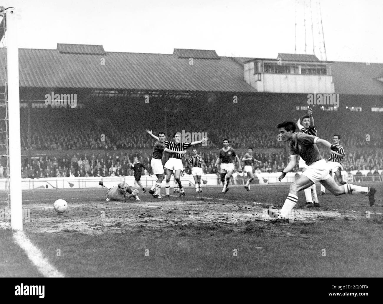 Chelsea gegen Manchester City Jimmy Greaves (zweiter links) erzielt seinen dritten und Chelsea's vierten Treffer, während der Manchester City-Torwart Bert Trautman während des Spiels auf Stamford Bridge auf dem Boden liegt. Auf der rechten Seite ist Tambling, die Chelsea draußen links. November 1960. Stockfoto