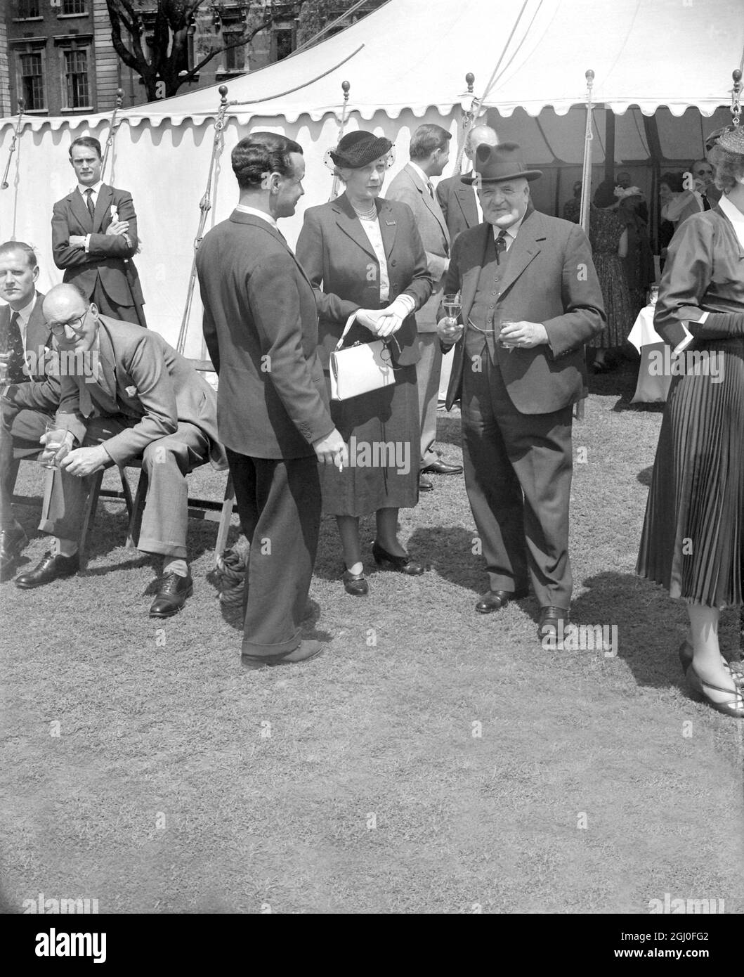Das Cricket-Spiel der Authors National Book League fand auf dem Westminister Scool Ground auf dem Vincent Square Photo Shjows (von links nach rechts), Herrn Paul Brickhill, Sir Frank und Lady Newnes, statt. Juni 1952 Stockfoto