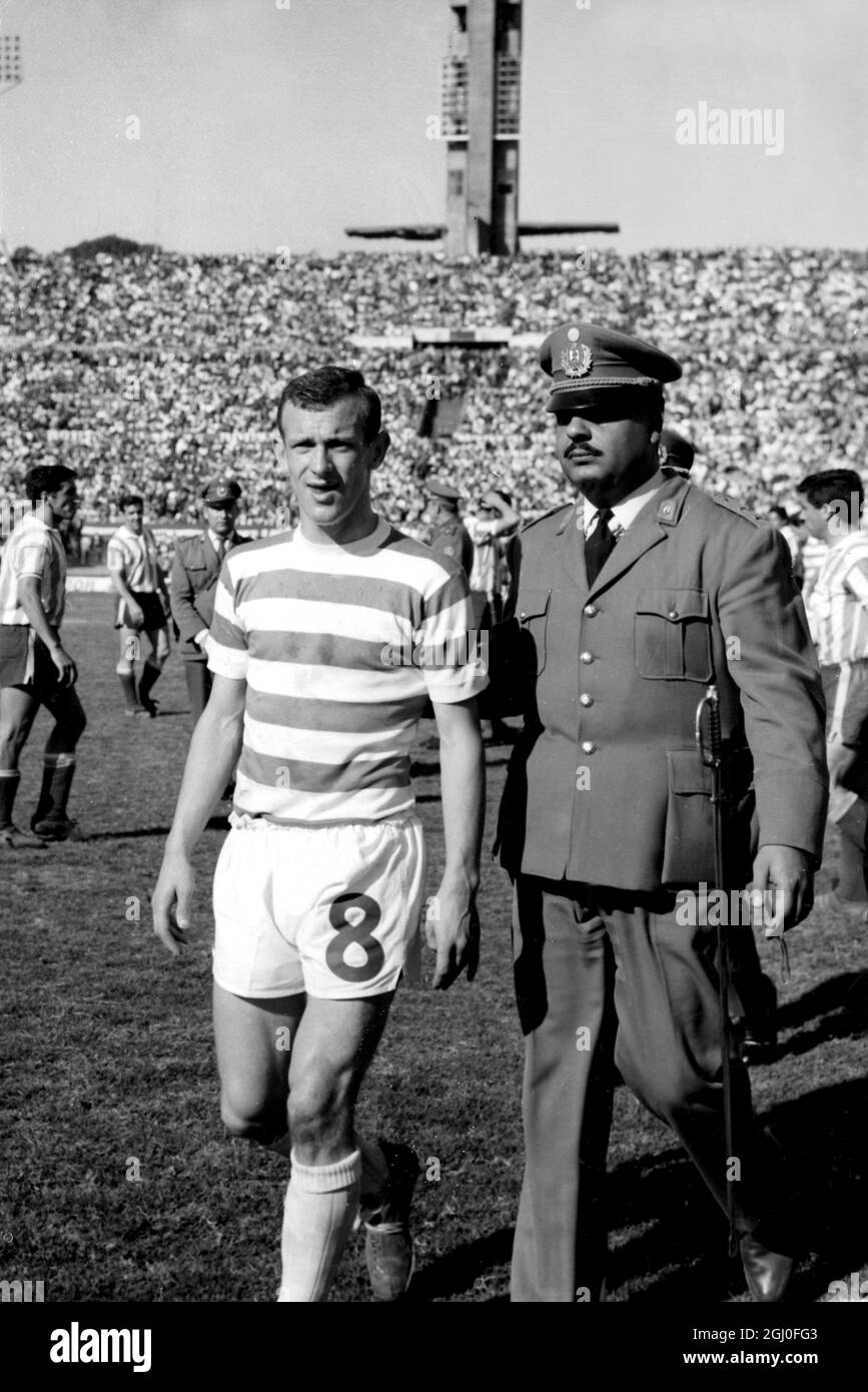 World Club Championship Glasgow Celtic gegen Racing der Club of Argentina Bobby Lennox von Celtic wird vom Spielfeld eskortiert, nachdem er während des Spiels in Montevideo abgeschickt wurde. November 1967. Stockfoto