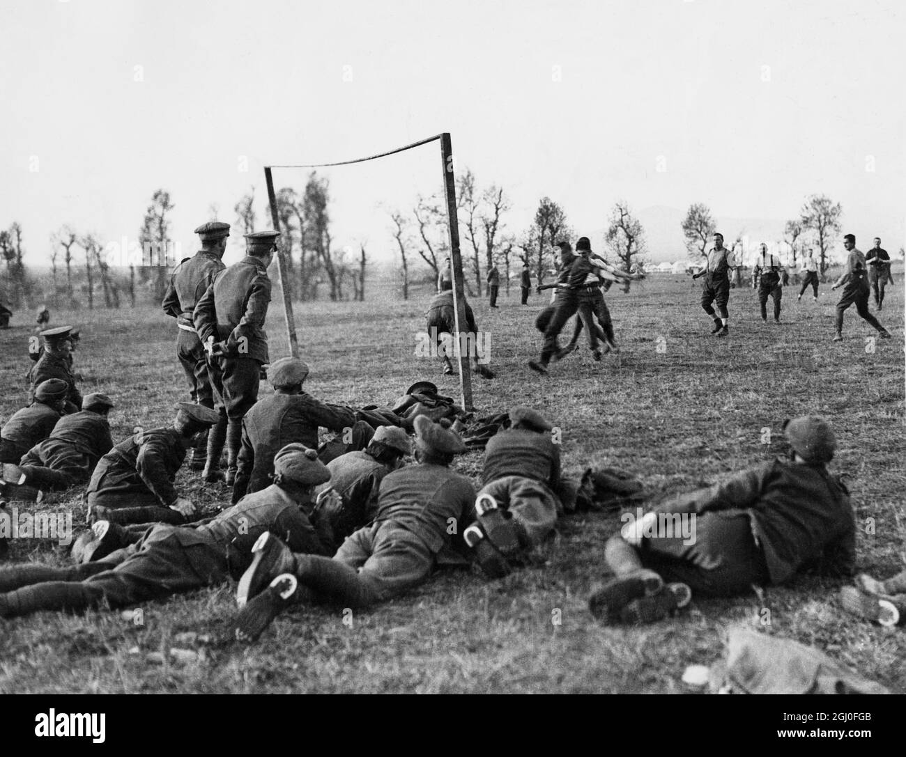 Offiziere und Männer des 26. Divisorischen Munitionszug (Armeedienstkorps) spielen Fußball in Salonika, Griechenland, Weihnachten 1915. Stockfoto