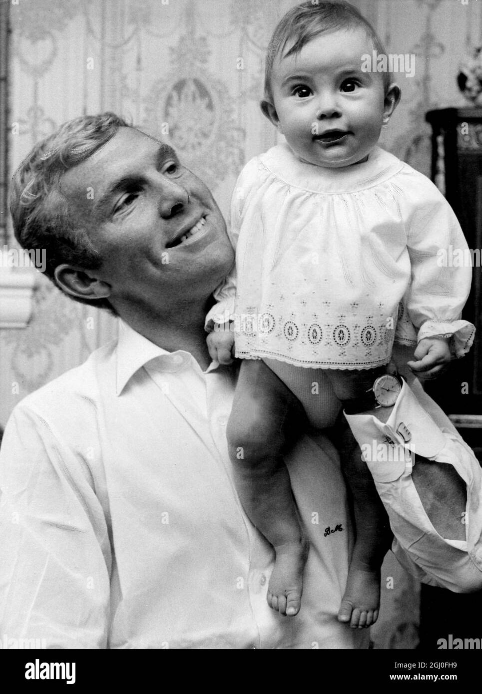 Bobby Moore, Kapitän von West Ham United zu Hause mit seiner kleinen Tochter Roberta Christina. August 1965. Stockfoto