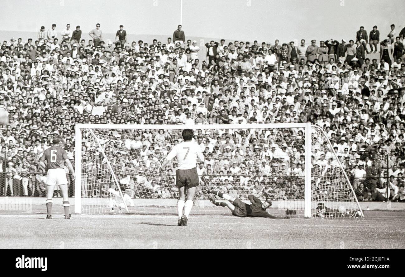 WM 1962 Chile gegen UdSSR Rojas (Nr.7) erzielt beim WM-Viertelfinalspiel in Arica, Chile, das zweite Tor für Chile gegen die UdSSR. Das Tor erwies sich als Sieger, da Chile mit zwei Toren zu einem gewann. Juni 1962. Stockfoto