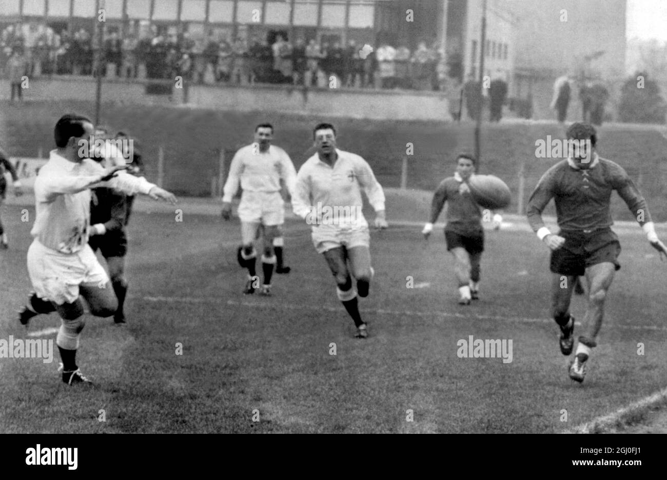Paris Frankreich: Action während der traditionellen Rugby Union treffen sich zwischen Paris und London im Charlety Stadium. Das Paris gewann 14 - 11. 10. November 1962 Stockfoto