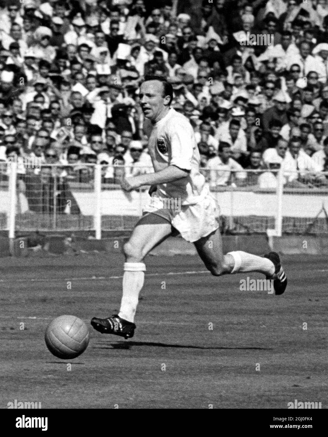 1966 WM England gegen Argentinien Nobby Stiles in Aktion beim WM-Viertelfinale in Wembley. Juli 1966. Stockfoto